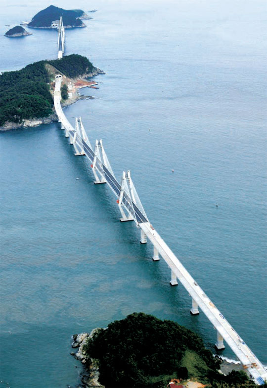 ５日、釜山・加徳島と慶尚南道・巨済島をつなぐ巨加大橋が姿を現した（写真＝大宇建設）。