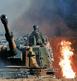 先月２３日に北朝鮮の砲撃が続いているなか、延坪部隊海兵がＫ－９自走砲の上で対応射撃の準備をしている（写真＝国防部）。