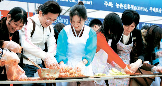 先月２７－２８日、ハノイの農業貿易流通センターで、韓国・ベトナム食文化祭りが開かれた。韓国人とハノイ市民がキムチを漬けている。