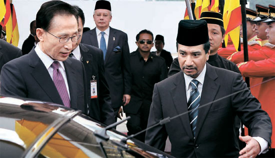 李明博大統領が１０日、マレーシア国会議事堂で歓迎式が終わった後、ミザン国王（右）と乗用車に乗っている。