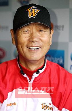 韓国プロ野球ＳＫワイバーンズの金星根（キム・ソングン）監督