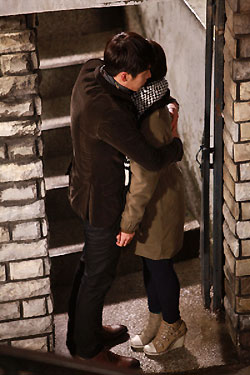 雨の中で抱擁するハ・ジウォンとヒョン・ビン。