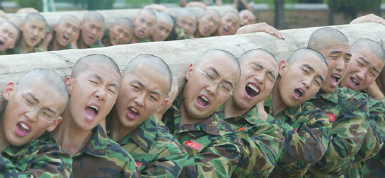 海兵隊の新兵が浦項（ポハン）海兵隊教育訓練団で訓練を受けている。
