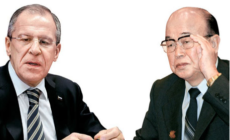 ロシアのラブロフ外相（左）と北朝鮮の朴宜春（パク・ウィチュン）外相（右）。