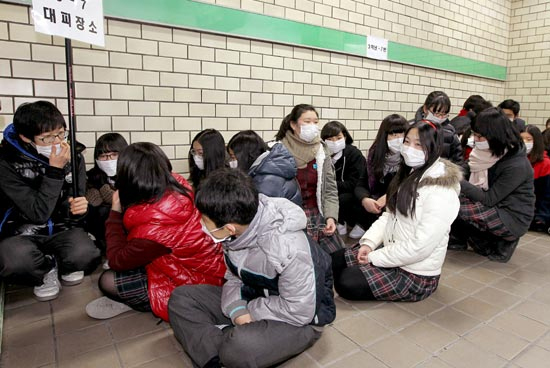 ソウル・アヒョン中学校の生徒らが地下鉄２号線アヒョン駅に避難している。