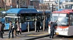 民防空特別訓練が実施された１５日、ソウル駅バス乗換えセンターで市民やバス運転手が避難せずに待っている。