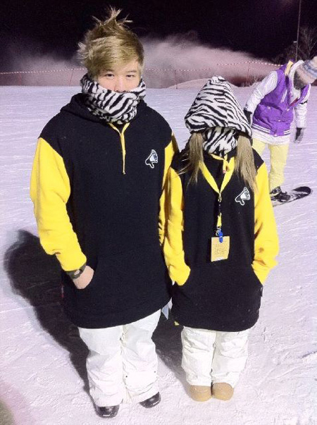 彼女とスキー場で撮った写真を公開したスーパージュニアのシンドン（右）。