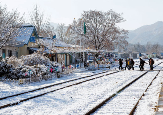 雪が積もった京春線金裕貞駅。
