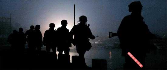 １９日午後、延坪島の海兵隊員が海霧がかかる海岸道路を巡回査察している。