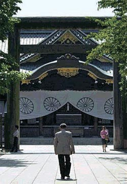 日本軍国主義の代表的象徴物、靖国神社。