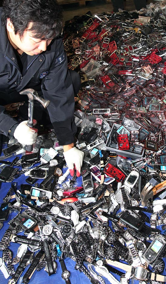 ２２日、仁川本部税関職員が中国産の偽ブランドなど押収した密輸品約１５０トン（２３００億ウォン相当）を公開廃棄している。