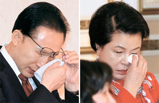 涙を流す李明博大統領夫妻