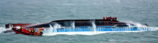 ２６日午前１０時ごろ、転覆した木浦船籍ハンロフェリー２号の船員を、海洋警察が救助している（写真＝木浦海洋警察）。