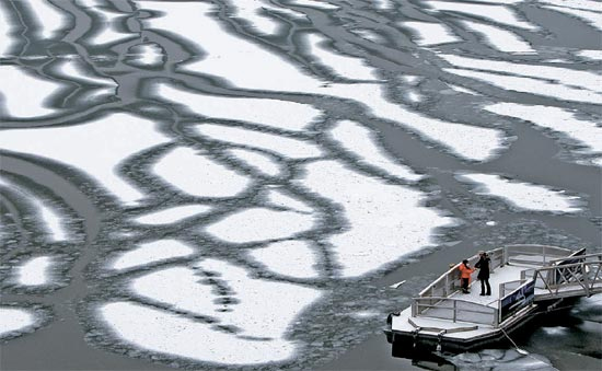 ２７日、漢南（ハンナム）大橋南端の氷結した漢江（ハンガン）の水面に雪が積もっている。