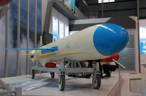 中国軍需企業「航空宇宙科学工業」が珠海エアショーで展示した「反航空母艦三剣客」Ｃ－６０２ミサイル。