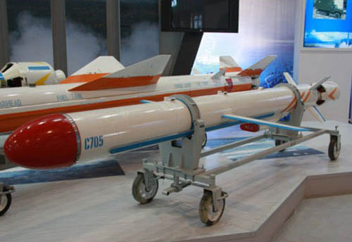 中国軍需企業「航空宇宙科学工業」が珠海エアショーで展示した「反航空母艦三剣客」Ｃ－７０５ミサイル。