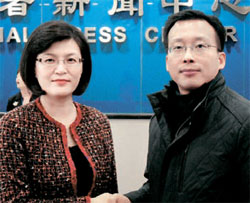 中国外交部の姜瑜報道官（左）と中央日報のチャン・セジョン北京特派員。