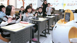 ２７日午前、大邱市ハクジョン小学校「イングリッシュゾーン」で初めて授業を行った国内のロボット英語講師「インキー」。
