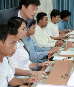 カンボジア出身の訓練生らが大田（テジョン）の又松（ウソン）大学でＩＴ教育を受けている。