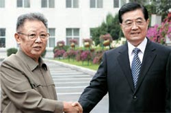 昨年８月、中国・長春で会った北朝鮮の金正日国防委員長（左）と中国の胡錦濤国家主席。