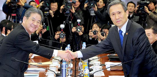 １０日、韓日国防相会談の前、金寛鎮国防部長官（右）と北沢俊美日本防衛相が握手を交わしている。