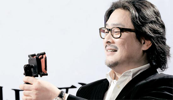 朴賛郁監督が１１日、ソウル竜山ＣＧＶの映画「波瀾万丈」の試写会で、撮影に使用したアイフォーン４を見せている。