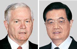 ロバート・ゲーツ米国防長官（左）と胡錦濤中国国家主席（右）。