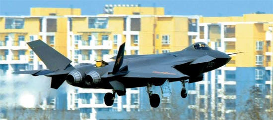 １１日、中国四川省成都空港付近で試験飛行している「殲２０」（写真＝中国軍事専門サイト鼎盛）。