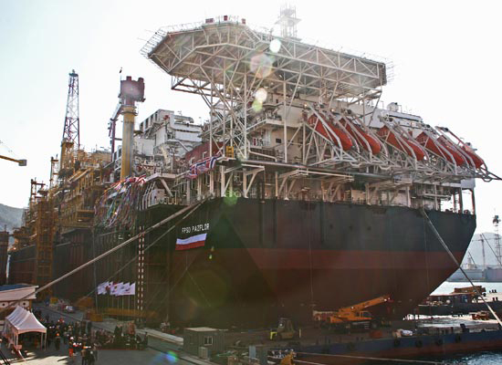 世界最大規模の浮体式海洋石油・ガス生産設備（ＦＰＳＯ）「Ｐａｚｆｌｏｒ」（写真＝大宇造船海洋）。