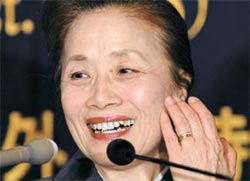 １２日、東京の日本外国特派員協会の招請記者会見に出席した菅直人首相夫人の伸子さん。
