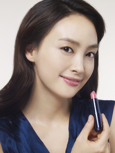 ビューティブランド「ＩＯＰＥ」のカラーメイクアップラインの広告写真に登場した女優イ・ナヨン（写真＝ＩＯＰＥ）。