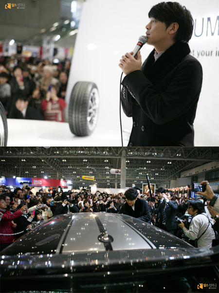 「東京オートサロン２０１１」のクムホタイヤのブースにサプライズ訪問した俳優のリュ・シウォン（写真＝Ｒ’ｓ　Ｃｏｍｐａｎｙ）。