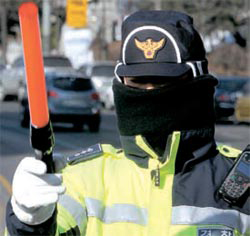 １７日、ソウル退渓路（テゲロ）２街の交差点に覆面をかぶった警察が登場した。