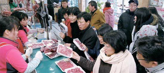 １５日午後、全羅南道長興郡の土曜市場を訪れた客が、韓牛販売場で牛肉を買うために順番を待っている。