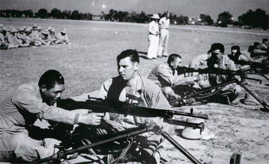 １９４３年１２月、インドで米軍教官が中国軍が射撃術を教えている。