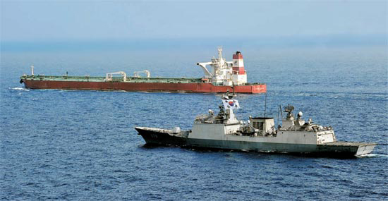 昨年４月、「三湖ドリーム号」（後方）を青海部隊の駆逐艦が公海上で護送している様子（写真＝合同参謀本部）。
