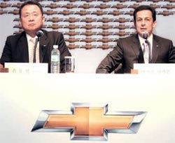 マイク・アカモンＧＭ大宇社長（右）が２０日、「シボレー」で車両を販売すると発表した。