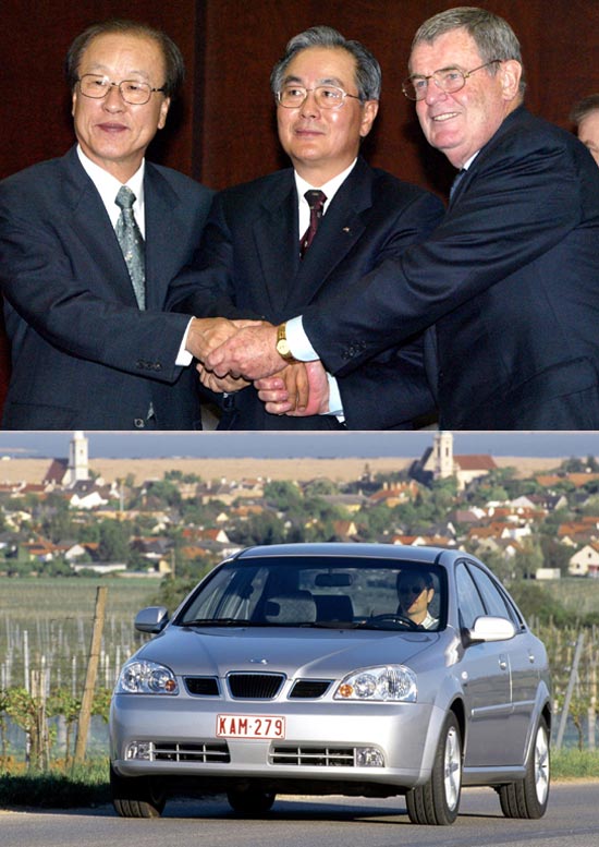 （上）右側からジャック・スミスＧＭ会長、鄭健溶産業銀行総裁、李鍾大大宇自動車会長。（下）準中型「ラセッティ」。