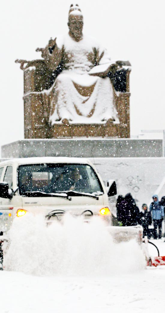 ソウル中部地方に大雪注意報が出された２３日、除雪車が光化門（クァンファンムン）広場の雪を取り除いている。