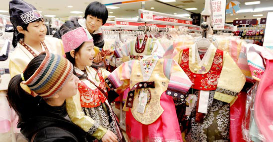 ２３日午前、ソウル中区蓬莱洞の「ロッテマート」ソウル駅店を訪れた顧客が児童韓服を選んでいる。