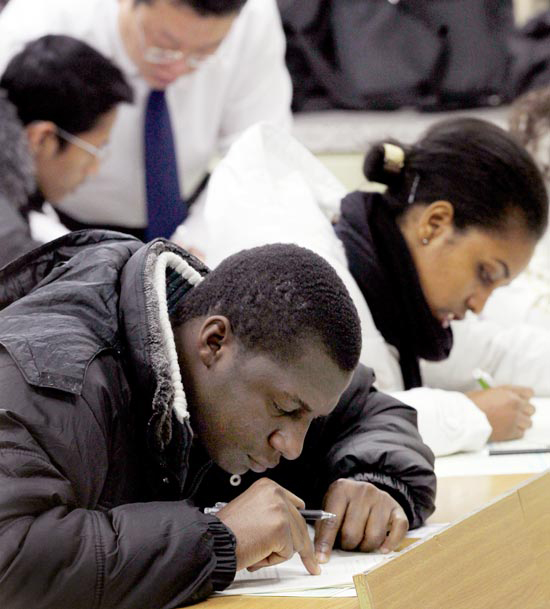 第２１回韓国語能力試験を受験した外国人が２３日、ソウル慶煕（キョンヒ）大で試験を受けている。