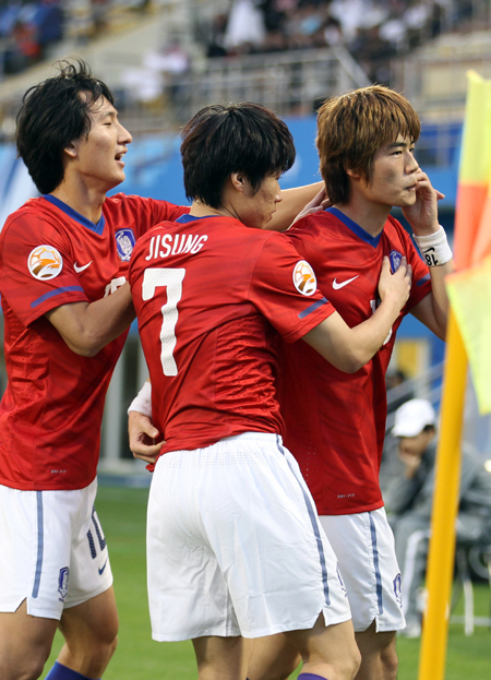 ２５日、アジアカップ準決勝の韓日戦の前半２２分、‘誕生日祝福ゴール’を決めたあと‘猿セレモニー’を見せる奇誠庸。