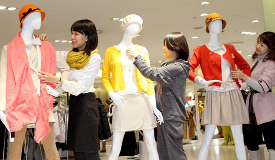 ２５日、ソウル新世界（シンセゲ）百貨店本店の衣類売り場の職員がマネキンに春服を着せている。