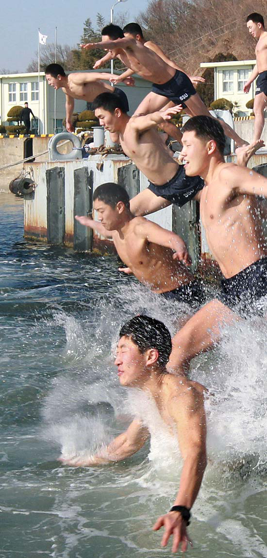 海軍海難救助隊深海潜水士が２６日、慶尚南道昌原市鎮海湾に飛び込んでいる。
