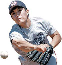 ２５日、日本プロ野球の楽天と１年・４０万ドル（約４億４０００万ウォン）で入団契約をした金炳賢。