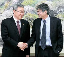スタインバーグ米国務副長官（右）が２６日、金星煥外交通商部長官と握手している。