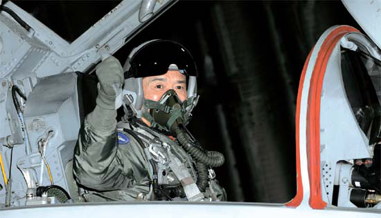 パク・ジョンホン空軍参謀総長が２７日、Ｆ－５制空号編隊を率いながら射撃訓練を陣頭指揮した（写真＝空軍）。