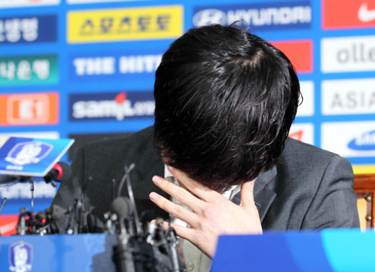 ３１日、ソウル新門路サッカー会館で開かれた引退記者会見で、フラッシュに目がくらんでうつむく朴智星。