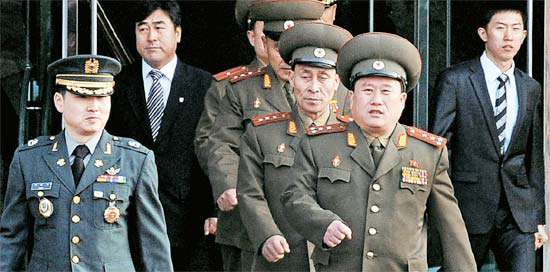 ８日、北側首席代表のイ・ソングォン大佐（右）と代表団が韓国軍の案内で会談場所に移動している（写真＝国防部提供）。
