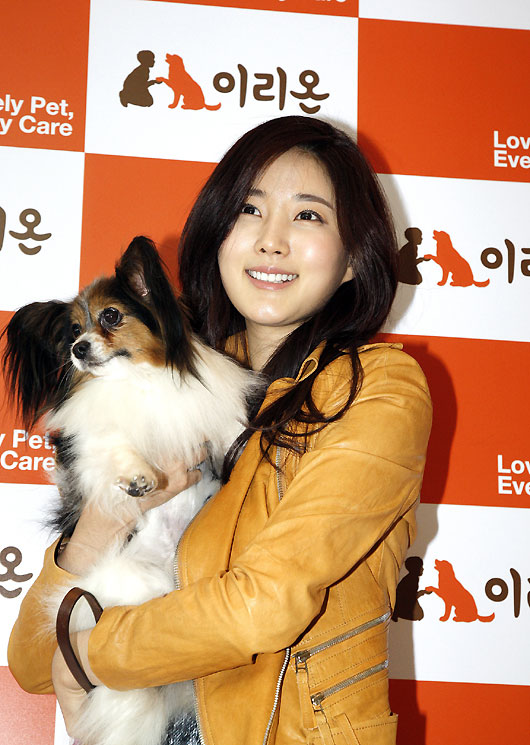 捨て犬「サラン」の後援結縁式を行った女優キム・サラン。